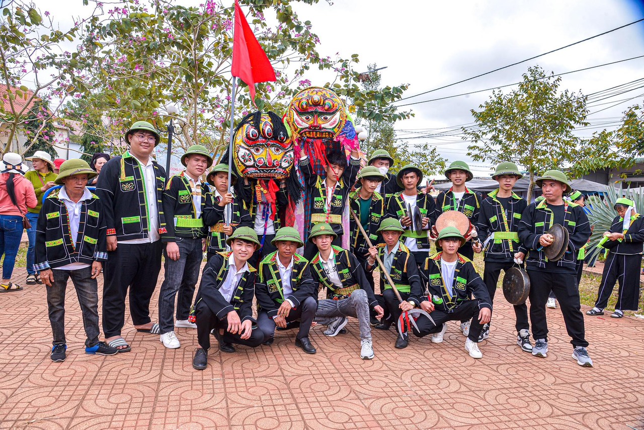 Người dân chuẩn bị tham gia múa sư tử mèo – điệu múa truyền thống của người dân tộc Nùng